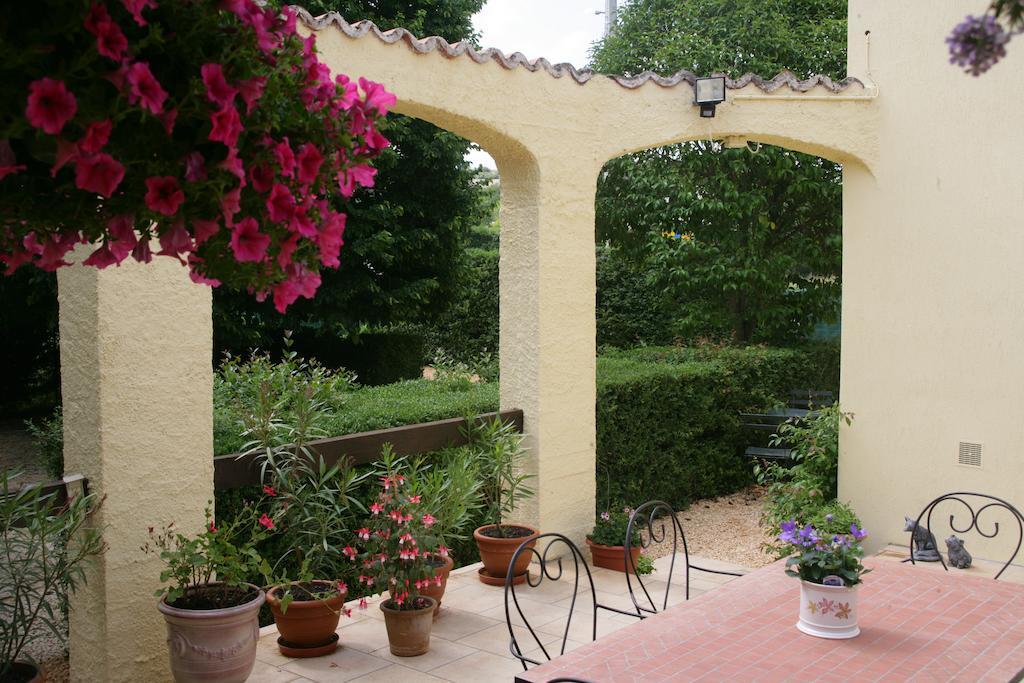 Les Jardins D'Avene Bed and Breakfast Rousson  Exterior foto